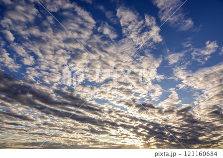 太陽の斜光線を浴びて輝く雲【背景素材としての夕景造形編】 121160684
