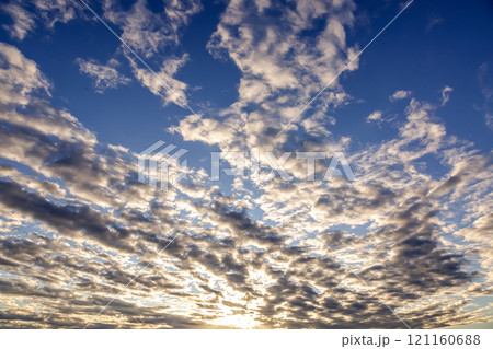 太陽の斜光線を浴びて輝く雲【背景素材としての夕景造形編】 121160688