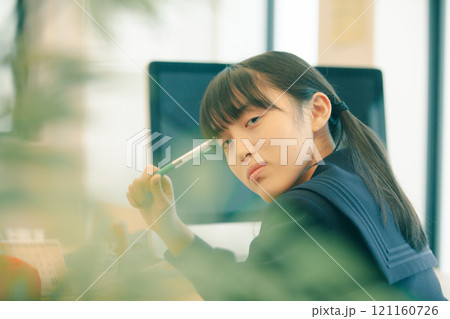 授業についていけず頭を抱える女子高生 121160726