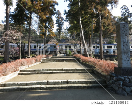 JR横須賀線が参道を横切る鎌倉市の円覚寺 JR横須賀線が参道を横切る鎌倉市の円覚寺 121160912