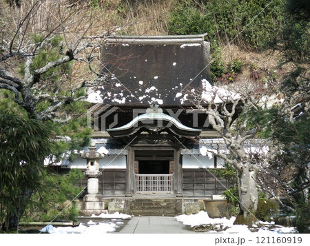 雪が残る冬の円覚寺舎利殿 121160919