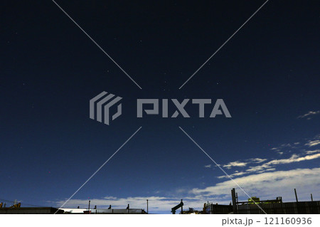 夜空に浮かぶオリオン座 121160936