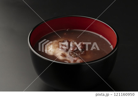 お汁粉の餅を箸で持ち上げる お汁粉の餅を箸で持ち上げる 121160950