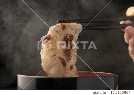 お汁粉の餅を箸で持ち上げる 121160964