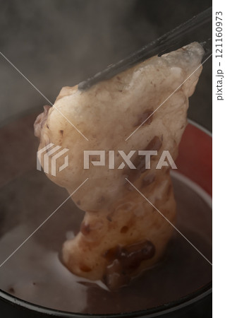 お汁粉の餅を箸で持ち上げる 121160973