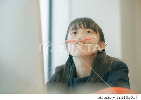 勉強に集中できない女子学生 121161017