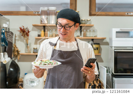 カフェ・レストラン・バーの店員・オーナーの男性 121161084