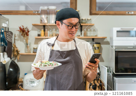 カフェ・レストラン・バーの店員・オーナーの男性 121161085