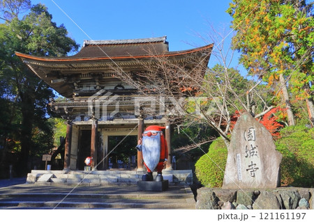 秋の三井寺（仁王門・大津市） 121161197