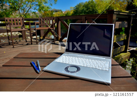 青空の下で在宅勤務、自宅の庭のウッドデッキで仕事やキャンプをするイメージ(1) 121161557