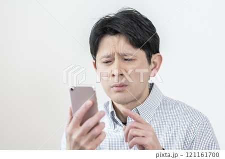 スマホの画面が見にくい男性　老眼　眼精疲労　疲れ目 121161700
