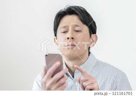 スマホの画面が見にくい男性 老眼 眼精疲労 疲れ目 スマホの画面が見にくい男性 老眼 眼精疲労 疲れ目 121161701