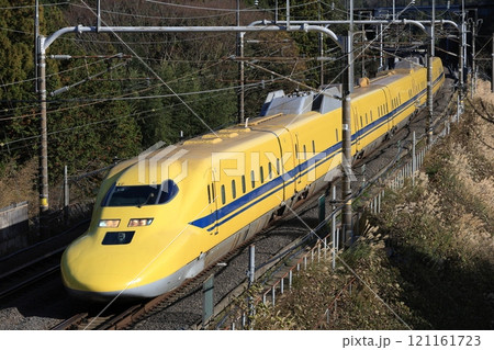 東海道新幹線を走るドクターイエローT4編成 121161723