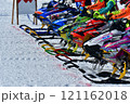 スタートラインに並ぶスノーモービル 121162018