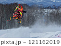 スノーモービル ジャンプしている様子 121162019