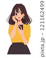 スマホを見て楽しそうな女性 121162499
