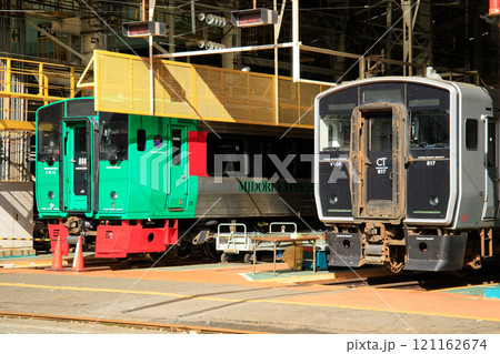 小倉総合車両センターで並ぶ783系特急「みどり」と817系電車(JR九州) 小倉総合車両センターで並ぶ783系特急「みどり」と817系電車(JR九州) 121162674