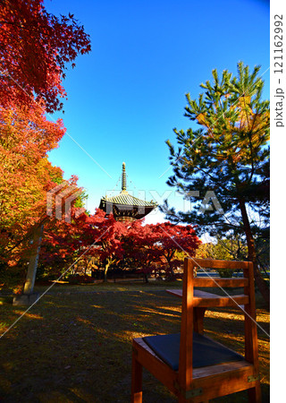 紅葉に包まれる秋の清凉寺 紅葉に包まれる秋の清凉寺 121162992