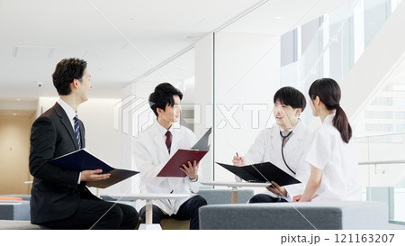 ミーティングをする医療関係者 121163207