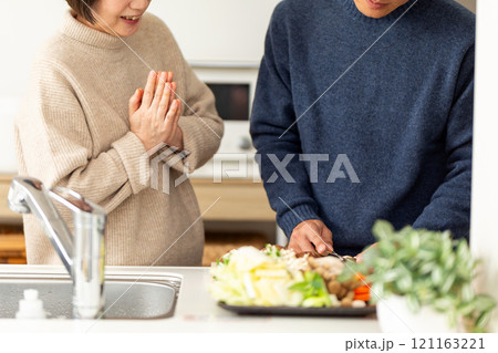 キッチンで鍋料理の準備をするミドル夫婦 キッチンで鍋料理の準備をするミドル夫婦 121163221