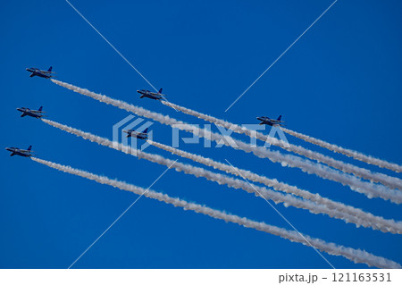 飛行するブルーインパルス　自衛隊 121163531