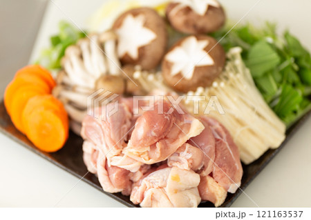鶏の水炊き鍋の食材 鶏の水炊き鍋の食材 121163537