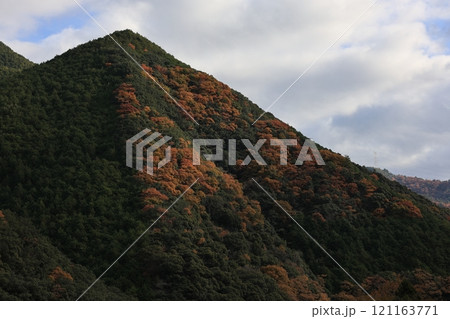 紅葉の山と空 121163771