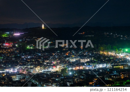 群馬県高崎市 高崎市役所の展望台から見る夜景 西方向 群馬県高崎市 高崎市役所の展望台から見る夜景 西方向 121164254