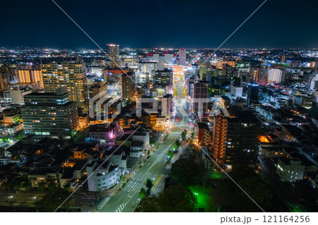 群馬県高崎市 高崎市役所の展望台から見る高崎駅方面の夜景 121164256