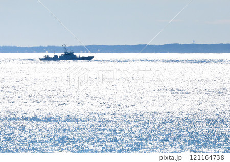 輝く沖合を行く巡視艇 121164738