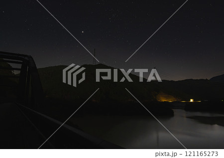 太田川ダムから望む星空と静寂の夜景景観(静岡県森町) 太田川ダムから望む星空と静寂の夜景景観(静岡県森町) 121165273