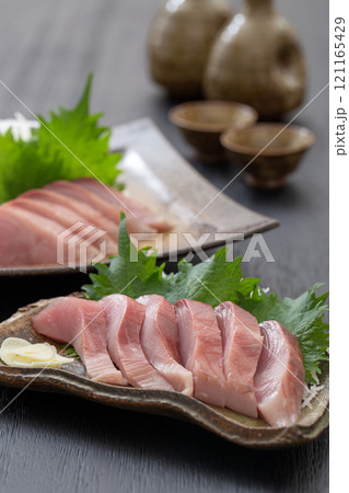 かつおの刺身、やいとガツオ、ハガツオ、和食 かつおの刺身、やいとガツオ、ハガツオ、和食 121165429