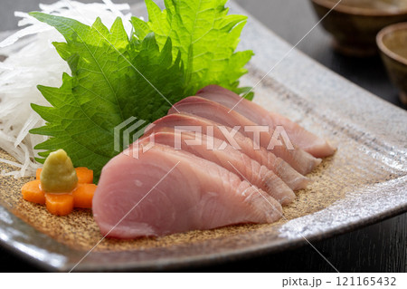 かつおの刺身、やいとガツオ、ハガツオ、和食 121165432
