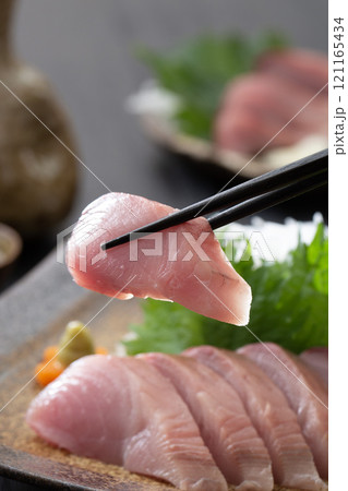 かつおの刺身、やいとガツオ、ハガツオ、和食 121165434