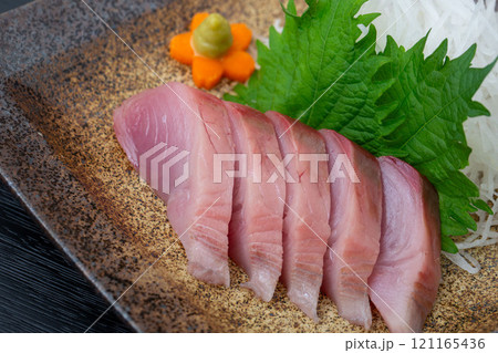 かつおの刺身、やいとガツオ、ハガツオ、和食 かつおの刺身、やいとガツオ、ハガツオ、和食 121165436