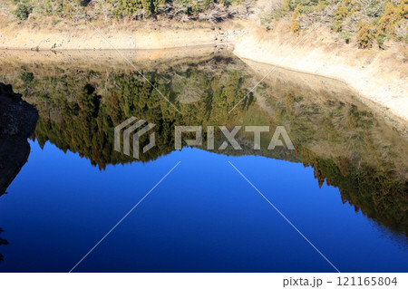 ダム湖に映る冬の青空 121165804