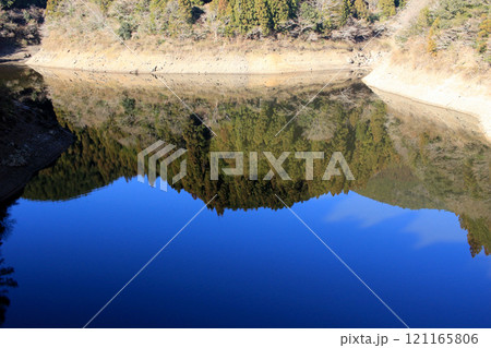 ダム湖に映る冬の青空 121165806