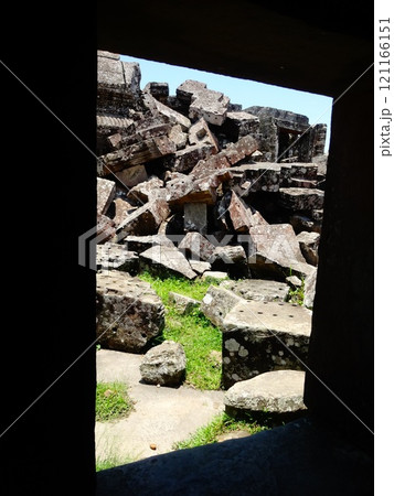 【カンボジア】プレアヴィヒア寺院 積みあがった石の瓦礫 【カンボジア】プレアヴィヒア寺院 積みあがった石の瓦礫 121166151