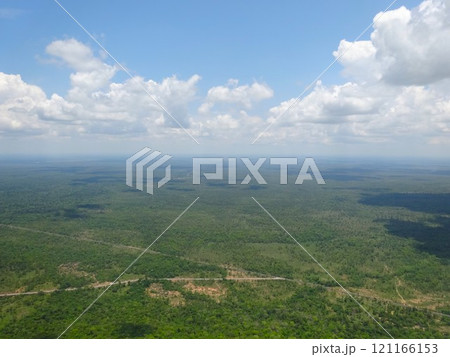 【カンボジア】プレアヴィヒア寺院の断崖から見る緑の大地 【カンボジア】プレアヴィヒア寺院の断崖から見る緑の大地 121166153