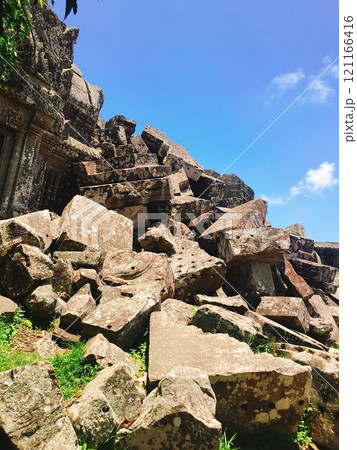 【カンボジア】プレアヴィヒア寺院 積みあがった石の瓦礫 【カンボジア】プレアヴィヒア寺院 積みあがった石の瓦礫 121166416