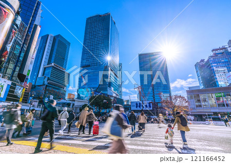 日本の東京都市景観 師走…朝の日差し…渋谷スクランブル交差点を渡る母子ら…新時代に幸あれ=7日、渋谷 日本の東京都市景観 師走…朝の日差し…渋谷スクランブル交差点を渡る母子ら…新時代に幸あれ=7日、渋谷 121166452