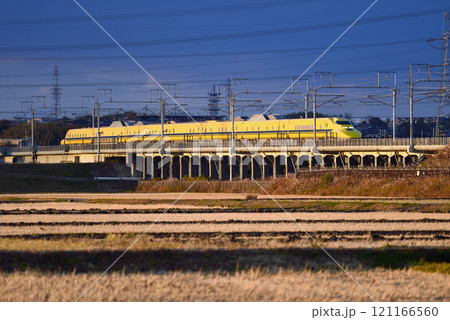 夕陽を浴びて東へ急ぐドクター 121166560