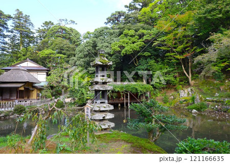 【石川県】金沢市「兼六園」海石塔と瓢池 【石川県】金沢市「兼六園」海石塔と瓢池 121166635