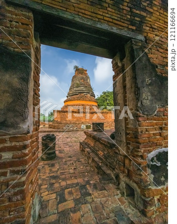 Wat Worachet ancient ruin temple in Ayutthaya, Thailand 121166694