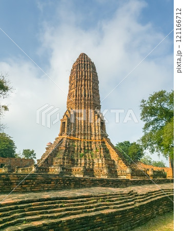 Wat Worachet ancient ruin temple in Ayutthaya, Thailand 121166712