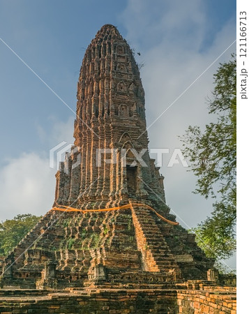 Wat Worachet ancient ruin temple in Ayutthaya, Thailand 121166713