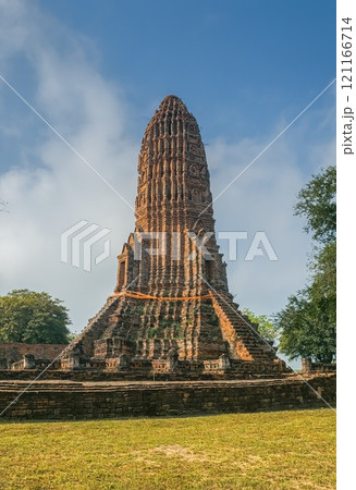 Wat Worachet ancient ruin temple in Ayutthaya, Thailand 121166714