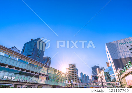 日本の東京都市景観 師走…新宿駅南口や新宿駅甲州街道改札、バスタ新宿などを望む…希望の光=7日 日本の東京都市景観 師走…新宿駅南口や新宿駅甲州街道改札、バスタ新宿などを望む…希望の光=7日 121167760