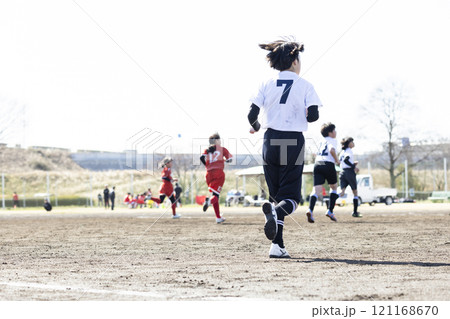 サッカーをする小学生チーム サッカーをする小学生チーム 121168670