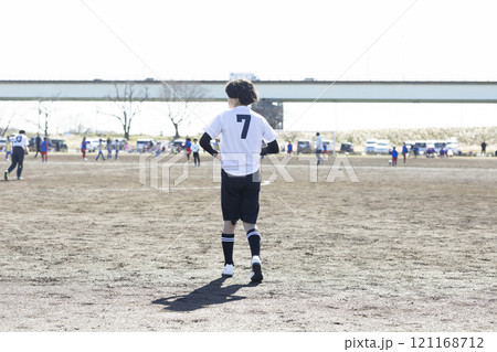 サッカーをする小学生チーム サッカーをする小学生チーム 121168712